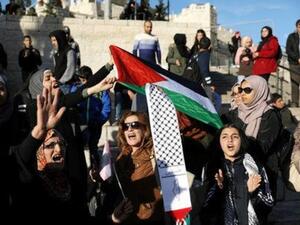 فلسطينيون يشاركون في مظاهرة ضد قرار ترامب بالاعتراف بالقدس عاصمة لاسرائيل قرب بوابة دمشق في البلدة القديمة بالقدس
