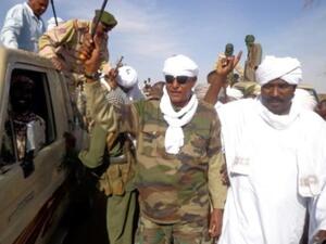 موسى هلال (وسط) زعيم "مجلس الصحوة"، الفصيل العسكري في دارفور

