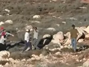 اصابة 3 فلسطينيين بينهم امراة في اعتداء وحشي للمستوطنين