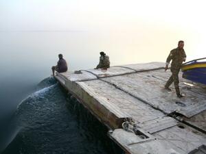 عناصر من قوات سوريا الديموقراطية عند بحيرة الاسد التي تشكلت مياهها من سد الطبقة
