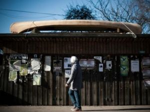 امراة تسير في احد شوارع كريستيانيا في كوبنهاغن
