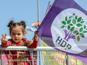 طفلة ترفع راية تحمل شعار حزب الشعوب الديموقراطي خلال تجمع في دياربكر التركية 
