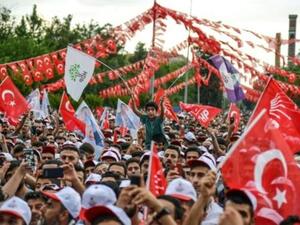 تجمع انتخابي لمحرم اينجه مرشح حزب الشعب الجمهوري في دياربكر
