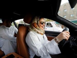 امرأة تقود سيارة بينما نجلها في المقعد الخلفي في جدة يوم الأحد
