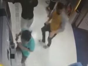 سيارة تقتحم بنكاً في دبي