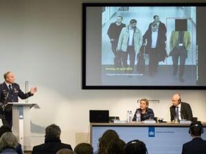 مسؤولون هولنديون يتحدثون خلال المؤتمر الصحافي الذي عقد في مقر وكالة الاستخبارات العسكرية والامنية الهولندية وكشف فيه عن العملية 
