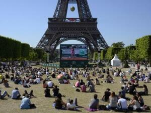 مشجعون يشاهدون نصف نهائي بطولة رولان غاروس للتنس في ساحة برج ايفل في باريس 

