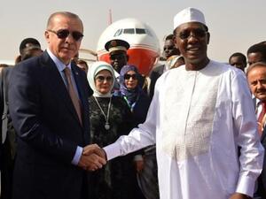 الرئيس التشادي ادريس ديبي يستقبل الرئيس التركي رجب طيب اردوغان في مطار نجامينا 
