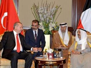 أمير الكويت الشيخ صباح الاحمد الصباح (يمين) والرئيس التركي رجب طيب اردوغان في الكويت
