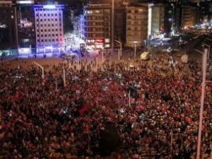 أنصار الرئيس التركي رجب طيب ارودغان يحتشدون في ميدان تقسيم في اسطنبول يوم السبت

