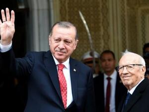 الرئيس التونسي الباجي قائد السبسي (يمينا) يستقبل نظيره التركي رجب طيب اردوغان في العاصمة التونسية في
