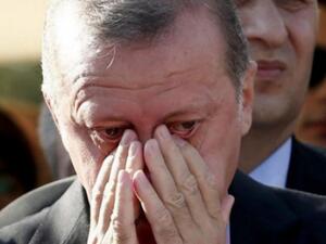 أردوغان يبكي في جنازة اثنين من ضحايا الانقلاب الفاشل