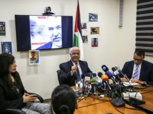 امين سر اللجنة التنفيذية لمنظمة التحرير الفلسطينية صائب عريقات يتحدث الى الصحافيين خلال مؤتمر صحافي في رام الله
