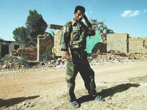 جندي اريتري يقف أمام منزل مُدمر في بلدة زالامبيسا في اريتريا

