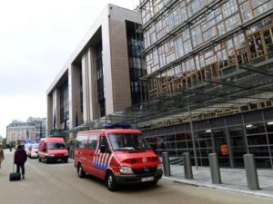 سيارات اسعاف امام مبنى يوروبا

