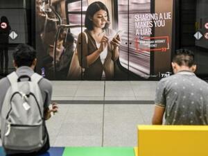 ملصق اعلاني يقول "مشاركة كذبة يجعلك كاذبا" في كوالالمبور في اطار مكافحة الحكومة الماليزية للأخبار المضللة
