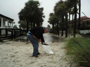 رجل يحضر كيس رمل تحسبا من الاعصار ماثيو، في جاكسونفيل بولاية فلوريدا، الخميس
