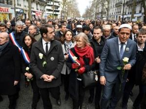 وزير الداخلية الفرنسي جيرار كولومب (يسار) ووزير الشباب كريستوف كاستانير وامام جامع درانسي حسن شلغومي في تظاهرة في 28 آذار/مارس 2018 في باريس بعد مقتل ميراي نول (85 عاما) وهي يهودية في منزلها في جريمة مرتبطة بمعاداة السامية حسب الشرطة
