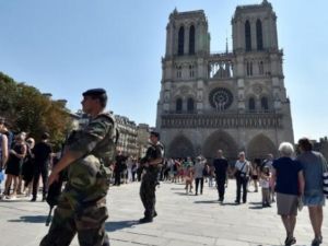 انتشار امني امام كاتدرائية نوتردام
