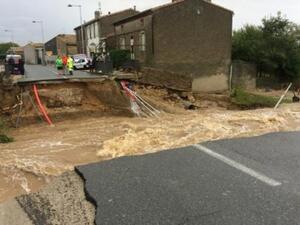 جسر فوق نهر ترابيل جرفته الفيضانات
