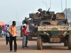 آليات من قوة سانغاريس تقوم بدورية في الحي المسلم من بانغي
