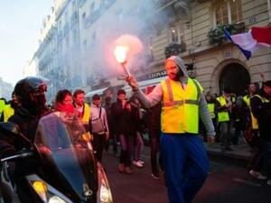 تواصل الاحتجاجات في فرنسا على زيادة رسوم المحروقات
