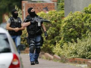 الشرطة الفرنسية تقوم بعمليات تفتيش في بلدة سان اتيان دي روفري في شمال غرب فرنسا
