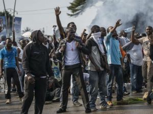 متظاهرون يضرمون النار في البرلمان بعد اعادة انتخاب بونغو رئيسا