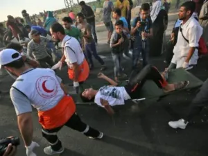 نقل متظاهر فلسطيني بعد اصابته بجروح في غزة
