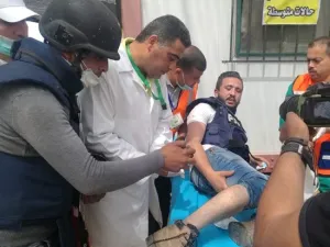 اصابة عشرات الفلسطينيين بمواجهات مع الجيش الاسرائيلي بغزة