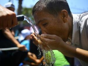 فلسطيني يشرب الماء
