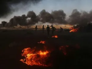 محتجون فلسطينيون على الحدود بين قطاع غزة وإسرائيل
