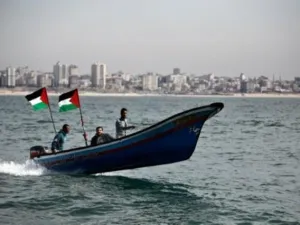 ارشيف/ صيادون قبالة مدينة غزة
