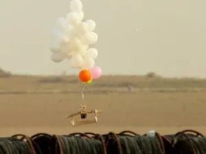 بالونات تحمل ما يُعتقد أنّه عبوة حارقة أطلقها متظاهرون في قطاع غزة في صورة التقطت من الجانب الإسرائيلي من الحدود مع القطاع المحاصر

