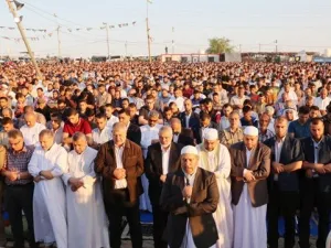 عشرات الآلاف يؤدون صلاة العيد في مخيمات العودة بغزة



