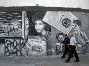 رجلان فلسطينيان أمام المركز الرئيسي لوكالة الاونروا في قطاع غزة
