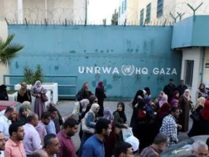 موظفون فلسطينيون تابعون لوكالة الأمم المتحدة لإغاثة وتشغيل اللاجئين (الأونروا) في احتجاج ضد خفض عدد الوظائف من قبل الوكالة في غزة
