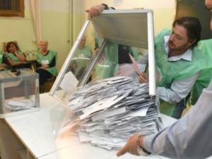 فرز الاصوات في احد مراكز الاقتراع في تبيليسي

