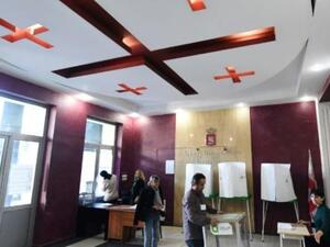 أعضاء لجنة انتخابية محلية يعدون مركز اقتراع قبل بدء الانتخابات الرئاسيةالجورجية في تبيليسي

