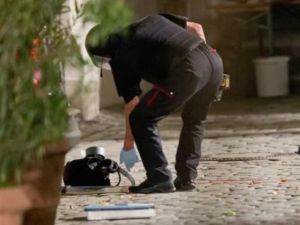 خبير متفجرات الماني يتفحص حقيبة في موقع التفجير في انسباخ
