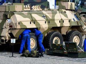 ميكانيكيان في الجيش الالماني يعملان على اصلاح مدرعة في مونشتر
