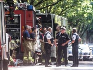 عناصر من الشرطة في لوبيك كوكنيتز اثر قيام شخص بطعن ركاب حافلة بشكل عشوائي
