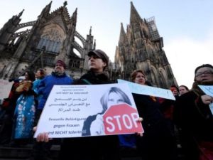 تظاهرة في كولونيا استنكارا للاعتداءات التي طالت النساء

