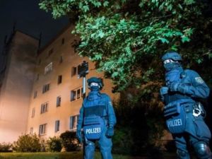 عنصران من قوة تفكيك المتفجرات في كيمنتس
