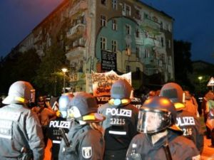 اصابة 123 شرطيا المانيا في اشتباكات مع محتجين يساريين