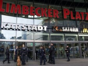 عناصر من الشرطة الالمانية والكلاب المدربة امام مركز ليمبيكر بلاتس اثر تهديد بوقوع اعتداء السبت

