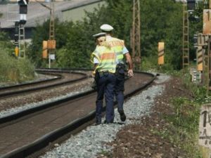 شرطيان يتفقدان خط سكك الحديد في فورتسبورغ غداة عملية الاعتداء بفأس على متن قطار

