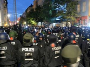 انفجار قنبلتين في مسجد ومركز للمؤتمرات في المانيا
