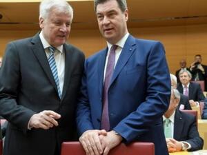 وزير الداخلية الالماني هورست سيهوفر (يسار) مع خلفه على رأس حكومة بافاريا ماركوس سدر في برلمان المقاطعة في ميونيخ
