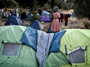 مخيم عشوائي للاجئين في غابات جزيرة ساموس اليونانية

